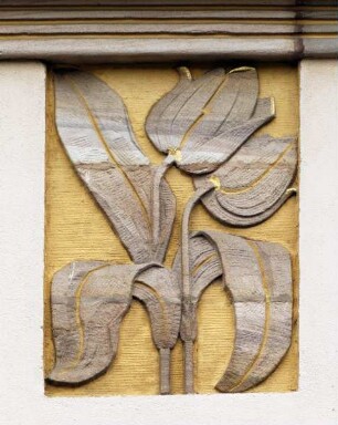 Relief mit floralem Motiv