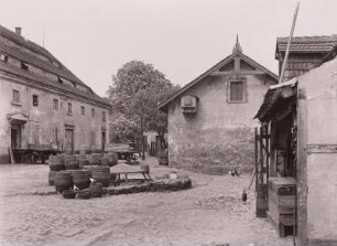 Dresden-Pillnitz. Schloßbrauerei, Hofansicht mit Fässern