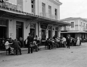 Straßencafé : Griechenland, Itea. Menschen im Straßencafé