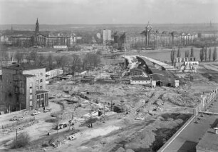 Dresden. Blick vom Hochhaus am Pirnaischen Platz (17 Stockwerke) nach Norden über die Baustelle der Dr.-Rudolf-Friedrichs-Brücke (Carolabrücke) zu den Ministerien am Neustädter Elbufer