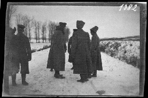 bei Illawcze (=Ilavche, Ukraine) an der Verkehrsstelle: Im Gespräch zusammen stehende kleine Gruppe russicher (?) Offiziere und Soldaten auf einer verschneiten Landstraße