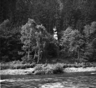 Flussufer der Tepl bei Karlsbad mit einem Felsen
