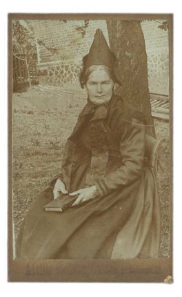Portrait einer Frau in Tracht