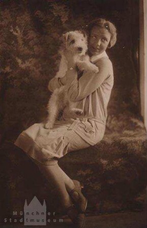 Breslau. Sitzende Dame mit Hund im Arm