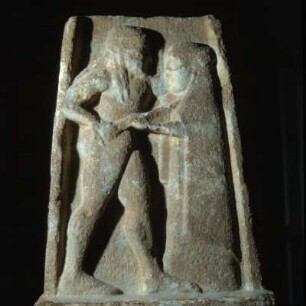 Menelaos und Helena : Sparta Museum, vierseitige reliefierte Basis, Relief mit Menelaos und Helena, 6. Jh. v. Chr.