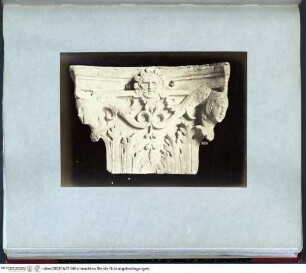 Rome sculptureKapitell mit Akanthusblätter und menschlichen Köpfen - Rotes Album III (Grabmäler, antike Skulptur und Fragmente; 16. Jh.)