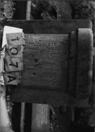 Grabstein 107 (Index: 99618515) Maße HxBxT: 162x71x30 cm Beschreibung: eingesetzte Urne ?: Grabstein 107A