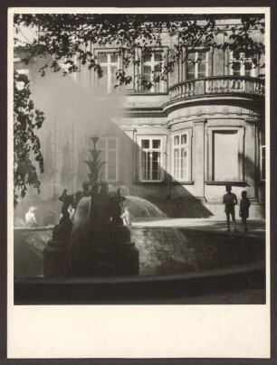 Palaisgarten mit Musikakademie und Delfinbrunnen im Vordergrund. Detmold. Neustadt. Papierabzug