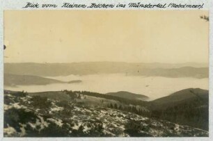 Foto mit Blick vom "Kleinen Belchen" ins nebelbedeckte Münstertal