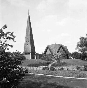 Rethwischdorf: Kirchberg: Christuskirche: Außenansicht von Südwesten: vorn Grünfläche mit Büschen: hinten Rasenfläche mit Weg und Büschen