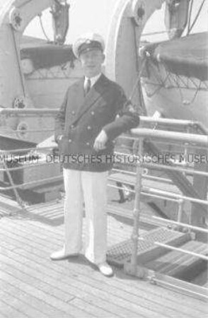 Offizier an Deck des Hochseepassagierdampfers "Bremen"