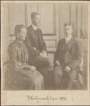 Königin Viktoria mit ihren Söhnen Gustav Adolf und Wilhelm, Kniestück.