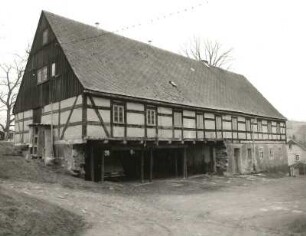 Sayda-Friedebach, Bahnhofstraße 73. Wohnstallhaus. Hofansicht mit aufgebrochenem Stallteil zur Nutzung als Garage