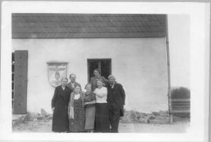 Geising. Gruppenbild mit Etha und Hans Richter vor dem "Brüder Reinhard Haus" (Grenzlandheim)