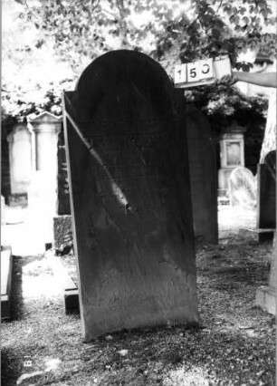 Grabstein 150 (Index: 100094279) Material: Sandstein Zustand: abgeblättert mit Textverlust Maße HxBxT: 165x69x12 cm Beschreibung: Stele, eingezogener Rundbogenabschluß: Grabstein 150