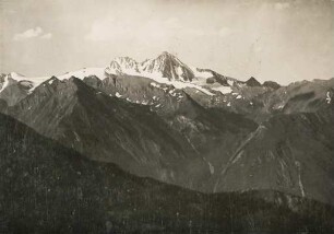 Österreich. Osttirol. Im Hintergrund der Gipfel des Großglockner (3.798 m) vom Karlser Törl, dem Alpenhauptkamm der Hohen Tauern, gesehen