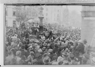 Fasnacht Sigmaringen; Bräuteln beim Rathausbrunnen