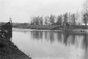 Eisschollen am Wehr : Eisschollen an einem Wehr der Weißen Elster. Altes Nahlewehr, nordwestlicher Abfluss des Elsterbecken