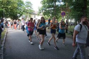 Bad Oldesloe: Kindervogelschießen: Am Bürgerpark, Blickrichtung Westen: Einzug auf den Exer: Spitze Festumzug Theodor-Mommsen-Schule mit: Schüler und Lehrerin mit Musikinstrumenten: im Hintergrund Bundesflagge und Jugendfreizeitstätte (JuZe): 13. Juli 2023