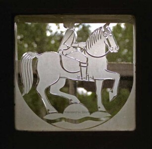Kreistagssitzungssaal: Fensterfront: Wappen der Gemeinde Großhansdorf
