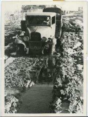 Wehrmachts-LKW im Schlamm