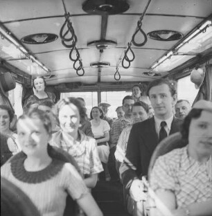 Betriebsausflug der Sächsischen Landesbildstelle zum Schwartenberg über Freiberg. Mitarbeiter mit Angehörigen im Bus