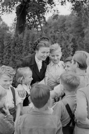 Kinderheim im Volkseigenen Betrieb "Fortschritt" : Gruppenporträt von Frau Mut mit Heimkindern