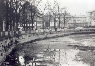Ausschlammung des Schlossgrabens im Winter 1965/66. Detmold. Freie Presse