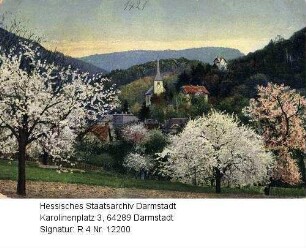 Jugenheim an der Bergstraße, Panorama im Frühling mit Bergkapelle / im Vordergrund blühende Obstbäume