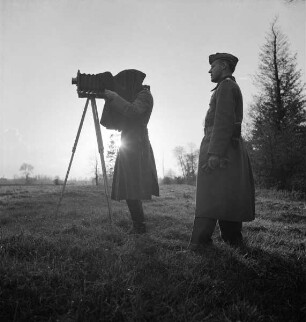 Carl Albiker (links) und Hans-Adalbert von Stockhausen (rechts) beim Fotografieren in der Abenddämmerung (Aufnahme im Rahmen der Fotokampagne im besetzten Frankreich)