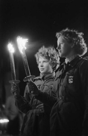 Zwei Mädchen mit Fackeln anlässlich einer Feierlichkeit während des II. Deutschen Turn- und Sportfestes