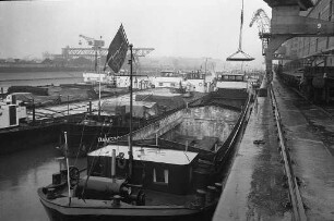 Leichterung von Güterschiffen im Karlsruher Rheinhafen wegen Niedrigwasser des Rheins