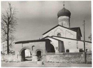 Pskow, Russland. Kirche des Kosmas und Damianus (1462/1463-1465/1466), Tor und Westseite mit Vorhalle