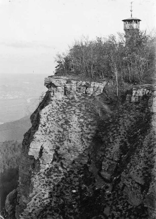 Heldrastein mit Aussichtsturm südwestlich von Treffurt. Absturz, Muschelkalkbänke zum Werratal