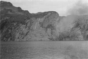Felswand : Felswand, die aus dem Vierwaldstättersee ragt.