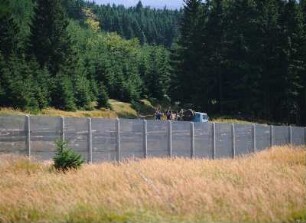 Deutsch-deutsche Grenze : Arbeiter hinter der deutsch-deutschen Grenze, nahe Braunlage am Wurmberg.