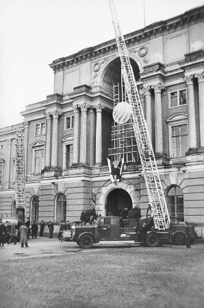 Dresden, Neustadt, Kurt-Fischer Platz (Olbrichtplatz), Nordhalle. Ausstellung: "80 Jahre Berufsfeuerwehr", 17. Juli 1948
