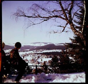 Hinterzarten: Gesamtansicht von Süden [mit Schnee], Kesslerhang, Vordergrund Person