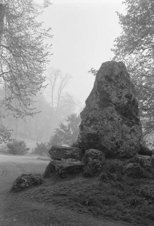 Weimar, Dessauer Stein : Weimar, Park an der Ilm (1778/1833). Dessauer Stein, aufgestellt am 1. November 1782 (mit Widmungstafel 1787 an Fürst Leopold III. Friedrich Franz von Anhalt-Dessau)