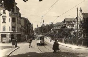Dresden-Weißer Hirsch. Bautzner Landstraße mit Straßenbahn (Linie 11 in Richtung Weißig). Blick nach Nordwest