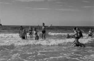 Hiddensee: Kinder beim Baden, Landschaften, Meeresaufnahmen : Badende Kinder