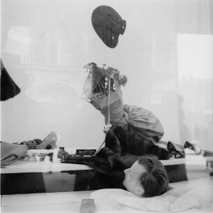 Leipzig. Frühjahrsmesse : Leipzig. Frühjahrsmesse. Dekorateur in einem Schaufenster bei der Arbeit, März 1957