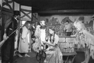 Theater "Die Käuze" in der Königsberger Straße 9. Aufführung des Märchens "Frau Holle" von Robert Bürkner