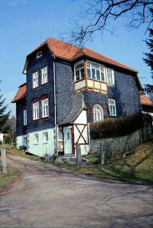 Villa an der Hauptstraße in Richtung Suhl mit Wintergarten im 2. OG