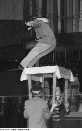 Akrobaten beim Faschingsprogramm "Die Kommödianten kommen" des Circus Aeros