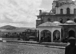 Moschee : Blick auf einen Brunnen vor einer Moschee