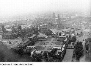 Dresden-Altstadt. Blick über Theaterplatz, Zwinger und Postplatz nach Südosten gegen den Altmarkt