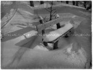 Bank im Schnee