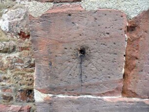 Totenkirche-Chor im Süden (Gotisch neu erbaut)-Sonnenuhr (verwittert) an Strebepfeiler mit Steinnetzzeichen