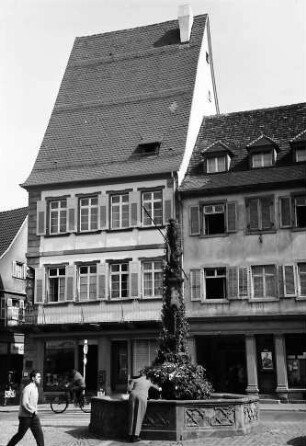 Offenburg: Brunnen; Hintergrund steiles Giebelhaus